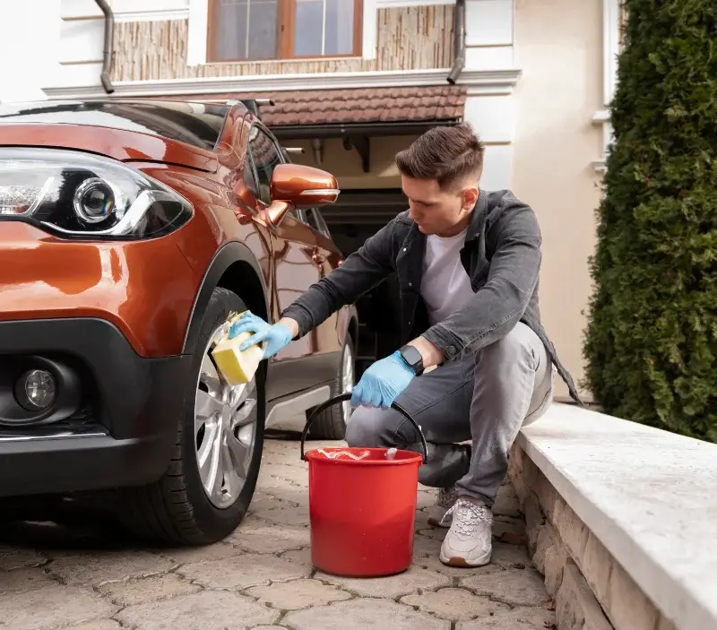 Lavage auto à domicile Sablons sur Huisne : professionnel intervenant sur un véhicule